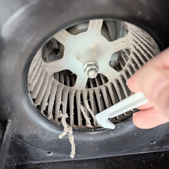 浴室換気扇の取れないシロッコファンを掃除している様子