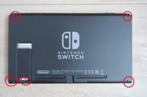 スイッチのネジを外します