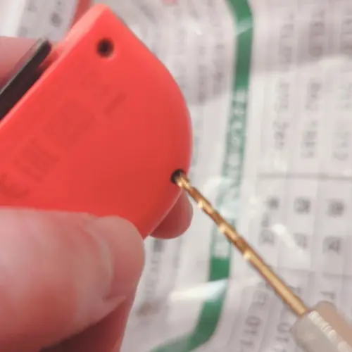 ダイソーの鉄工切でネジ頭を削ります