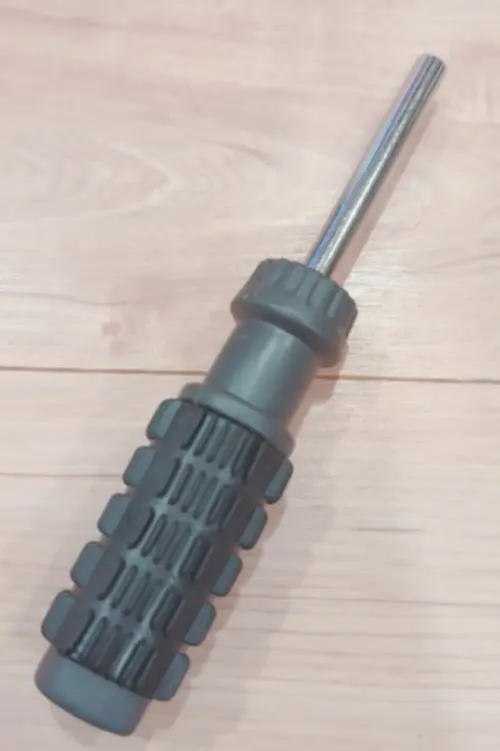 100均のドライバーの柄を使います