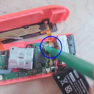 ヘラを使用しケーブルを抜きます