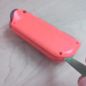 ヘラでジョイコンを開けます