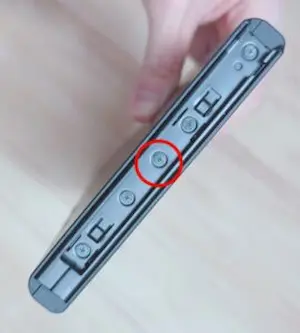 真ん中のネジだけ外します