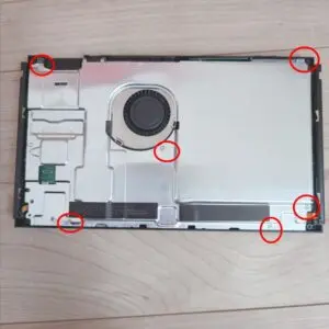シールドは6本で固定されてます