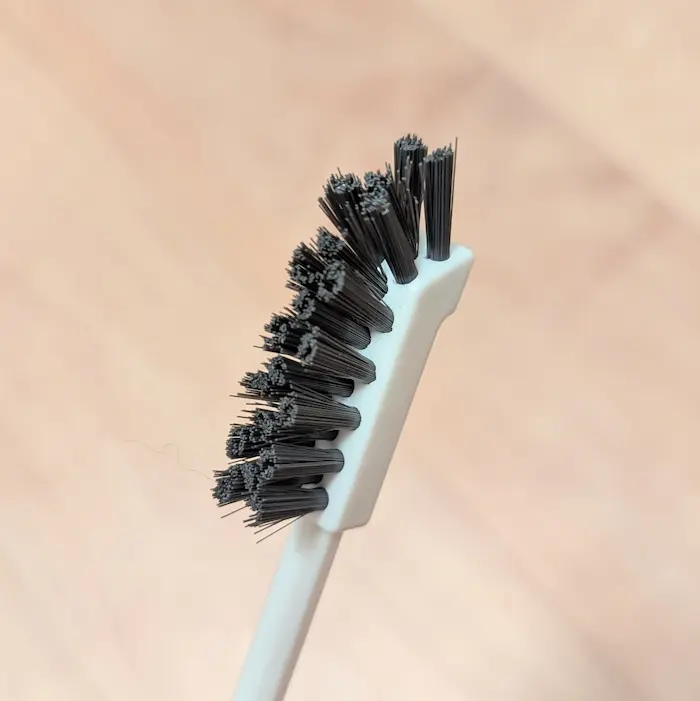 セリア「洗濯機お掃除スリムブラシ」のブラシの先端