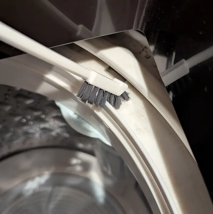 セリア「洗濯機お掃除スリムブラシ」洗濯槽のフチの隙間を掃除