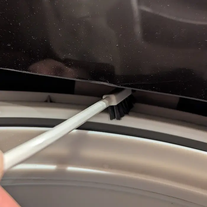 セリア「洗濯機お掃除スリムブラシ」で手の届かない隙間を掃除