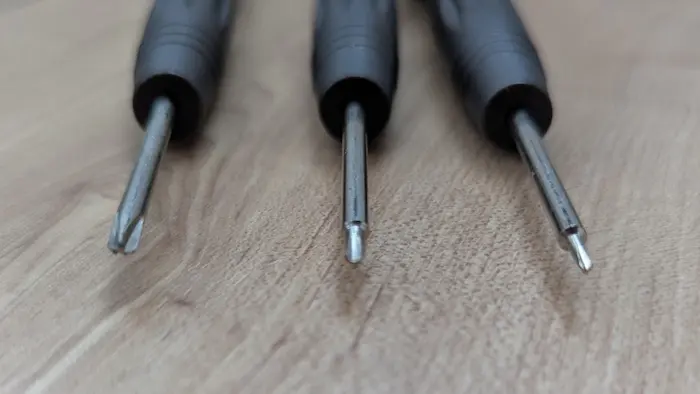 ダイソーのY字ドライバーの先端