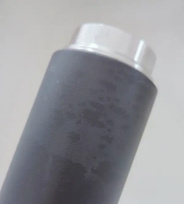 水筒の飲み口の「白い汚れ(カルキ・水垢)」の取り方は、お湯をかけた直後にふき取る