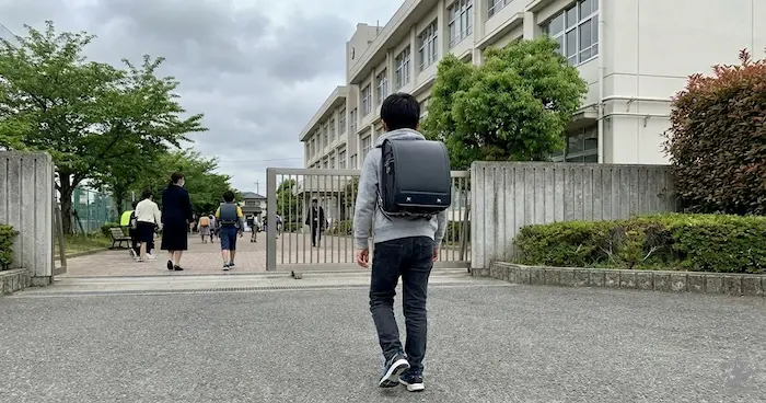 学校へ向かう不登校児