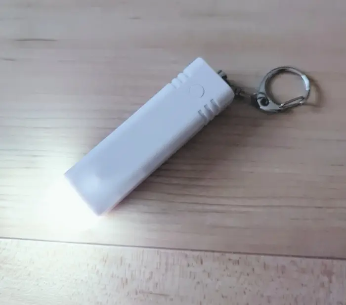 ダイソーの「1台3役の防犯ブザー」LEDライト