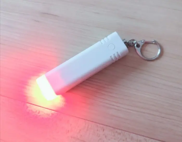 ダイソーの「1台3役の防犯ブザー」LEDライト 　赤
