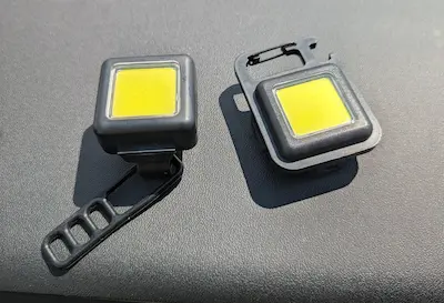 ダイソーCOBライト　330円　2つ並べた状態
