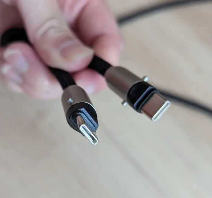 スリーコインズケーブルスマホショルダーストラップ　充電端子