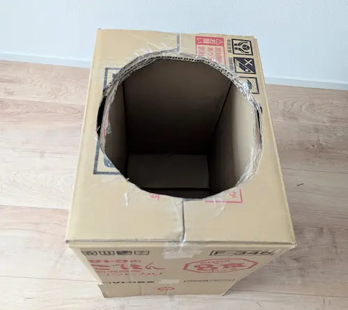ダンボールに穴をあける