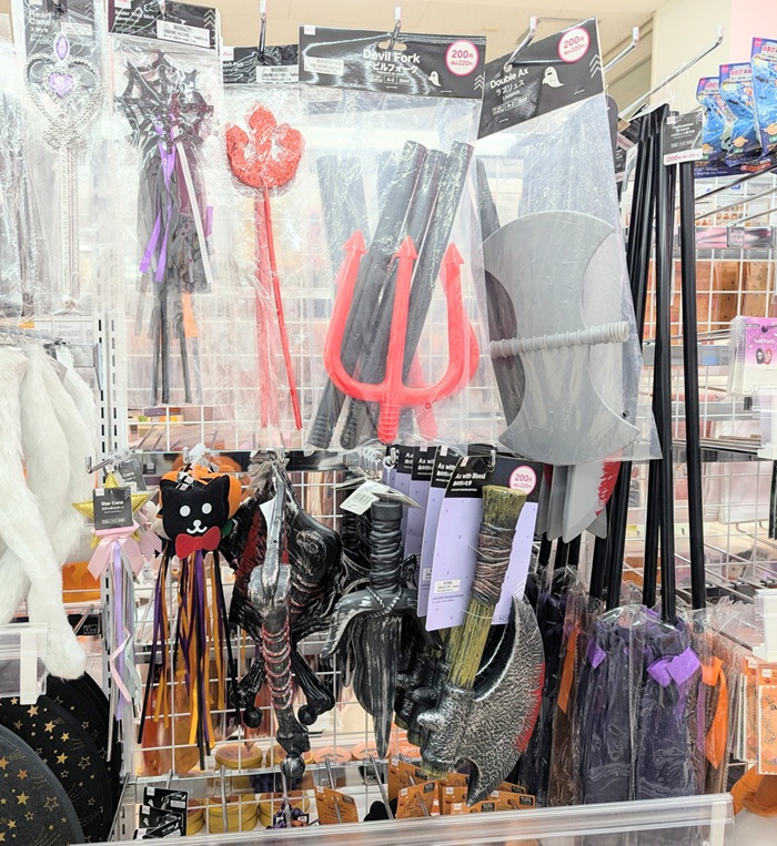 ダイソーのハロウィン用ステッキ・斧など