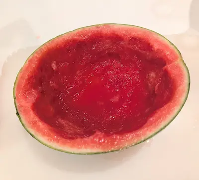 スイカの果肉をくり抜く