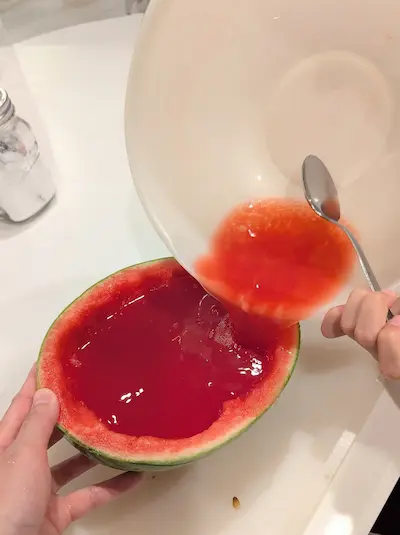 果汁を器に入れる
