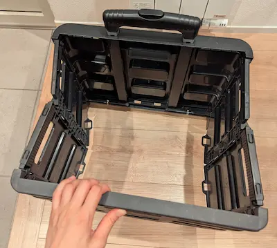 折りたたみキャリーカートを展開している様子
