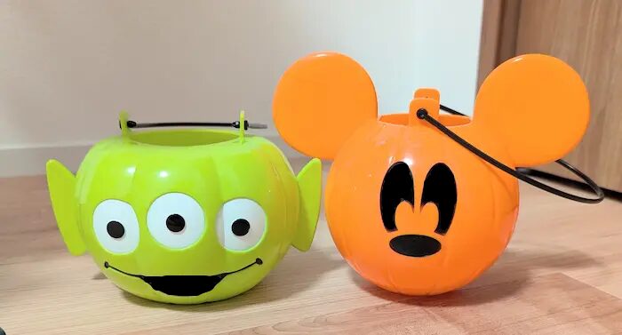 100均のツリーの足元にはディズニーキャラクターのバケツ