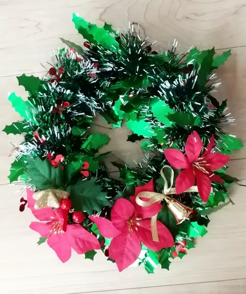 100均材料で、基本のクリスマスリースに飾りを装飾