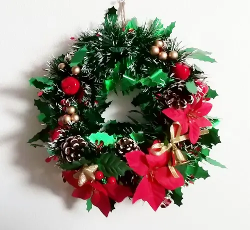 100均材料で、基本のクリスマスリースの完成