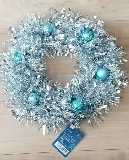 100均材料で、シルバー系のクリスマスリース土台