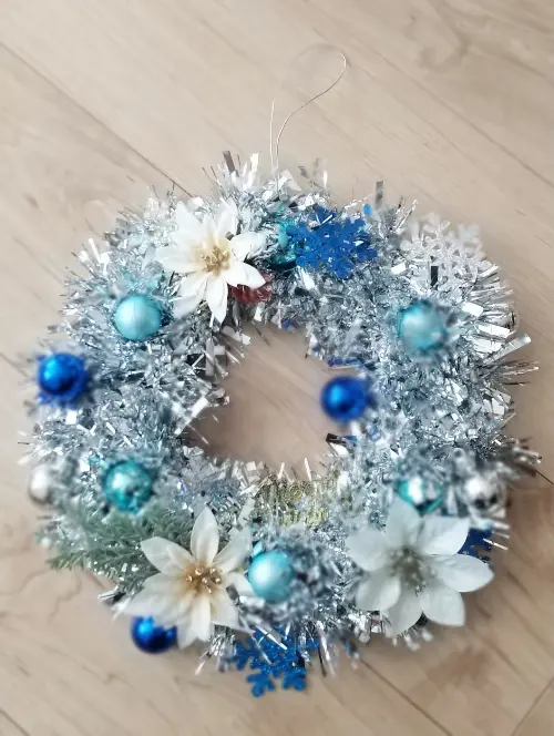 100均材料で、シルバー系のクリスマスリースの飾りつけ