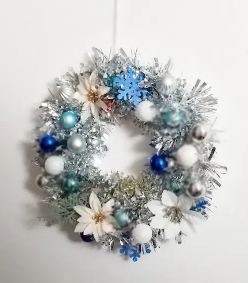 100均材料で、シルバー系のクリスマスリース完成