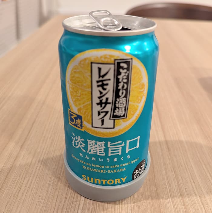 水筒の底カバーを缶に付けた写真