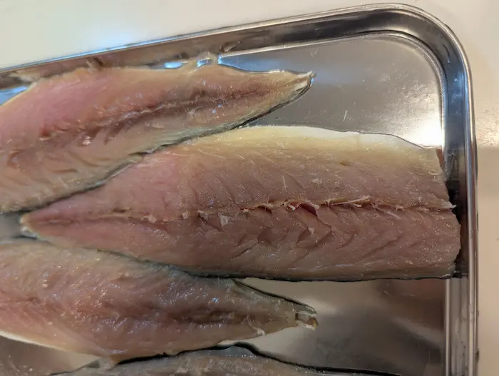 生のサバ　ライトを当てる前