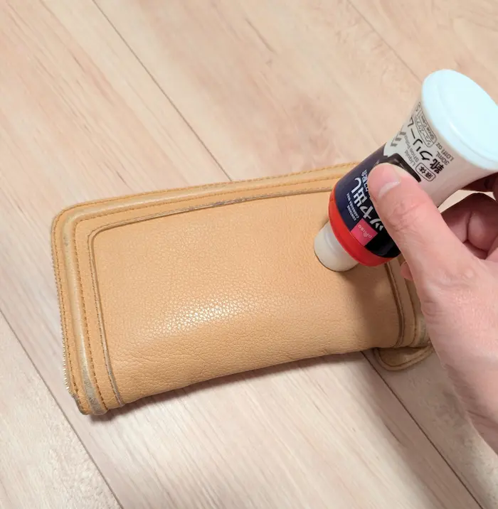 ダイソーツヤ出しカルバナワックス配合靴クリームを塗っている途中