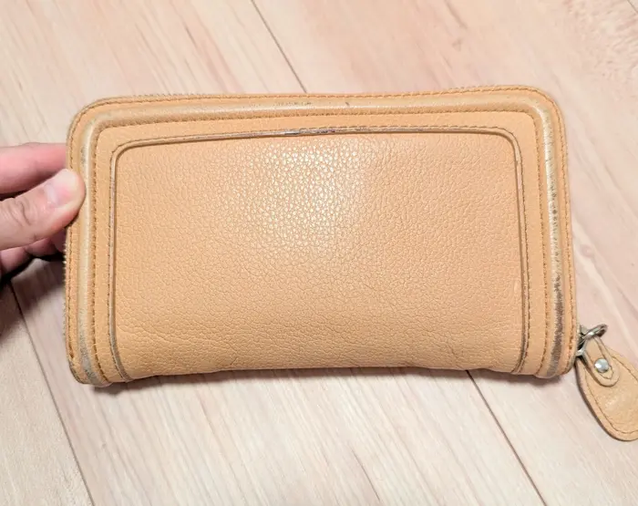 ダイソーツヤ出しカルバナワックス配合靴クリームを塗った後のお財布