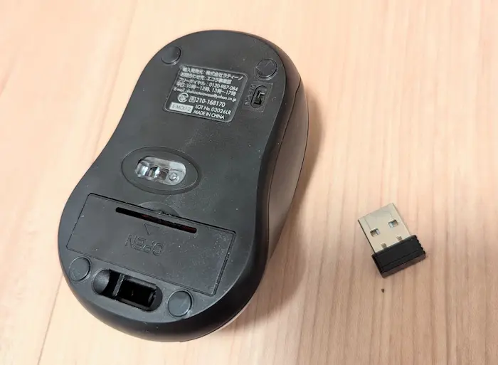 ダイソーワイヤレスマウス「手になじむワイヤレスマウス」330円(税込)の裏面