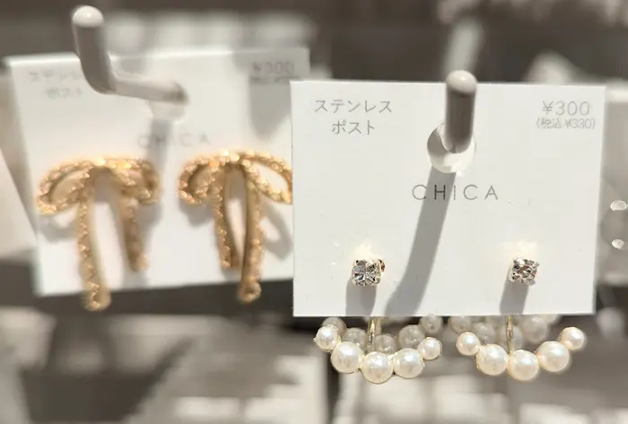 スリーコインズの「ステンレスポスト」のピアス　リボン　パール