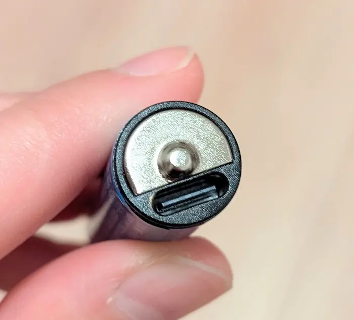 ダイソーの「Type-C充電池」の差込口