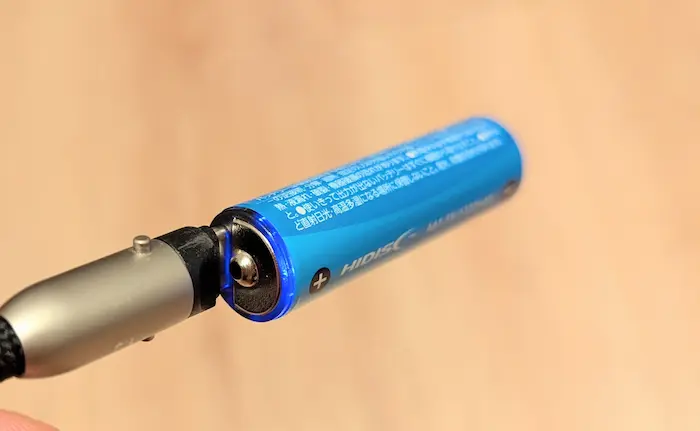 ダイソーの「Type-C充電池」を充電すると青く点滅します。