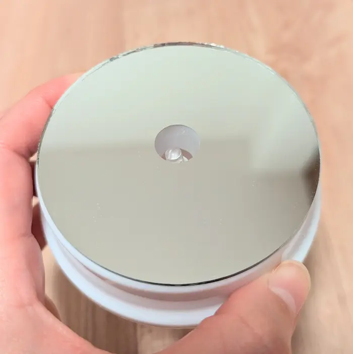 セリアのレインボーに光る「LEDライトスタンド」の上面