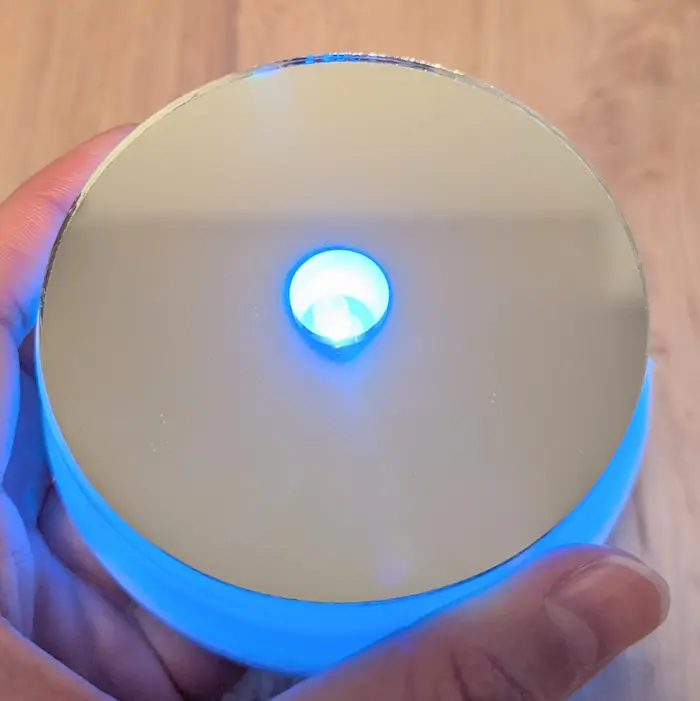 セリアのレインボーに光る「LEDライトスタンド」をライトアップした状態