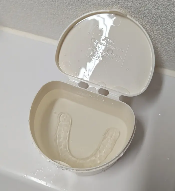 入れ歯洗浄ケースにマウスピースと水を入れた状態