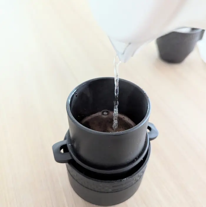 ダイソーのアウトドアコーヒーメーカーカップセットでコーヒーを抽出