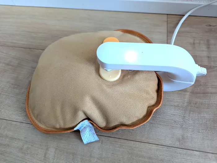 充電式湯たんぽを充電している写真