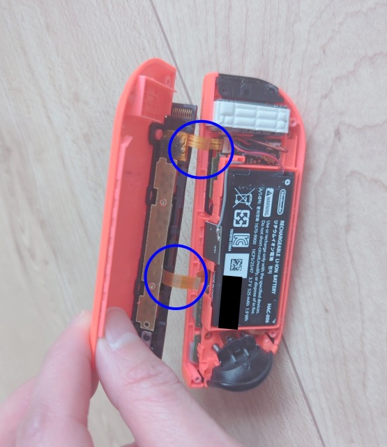 ジョイコンのコネクタを外す