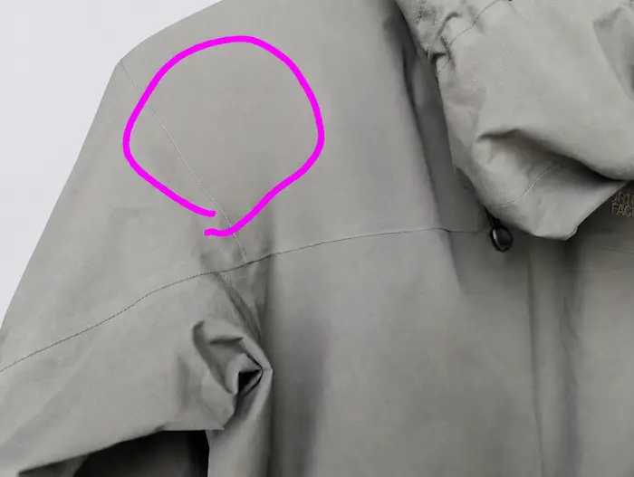 100均の防水スプレーを使用した部分には、一部に白いシミのような跡ができてしまいました。