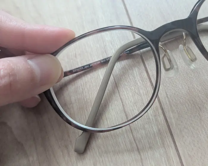 眼鏡のレンズは押し込んだらはまるのか？