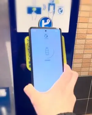ジハンピにスマホをかざしている写真