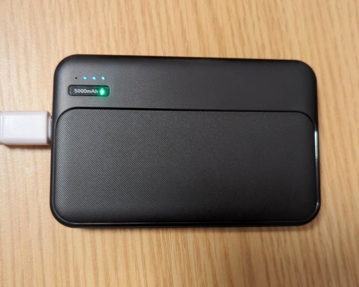ダイソーのモバイルバッテリー　充電中