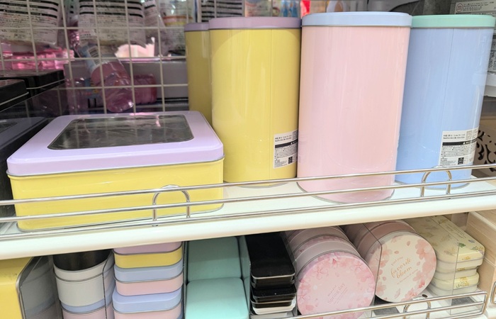 ダイソーの金属缶売り場