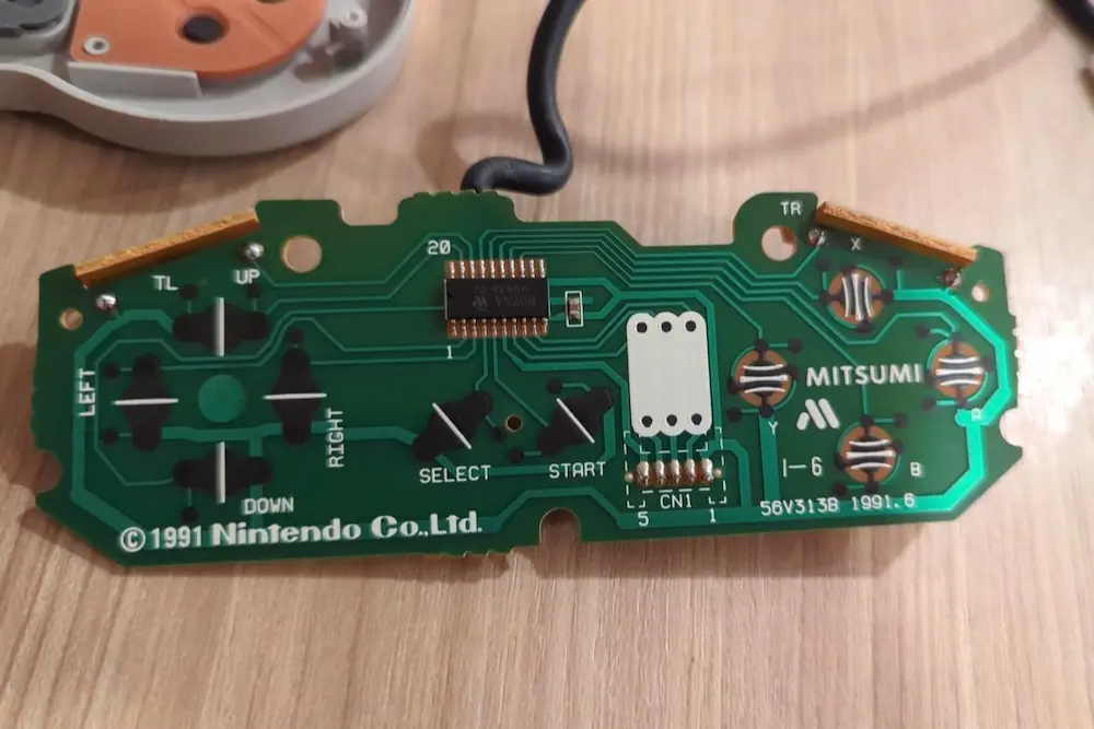 スーパーファミコンのコントローラーの基盤
