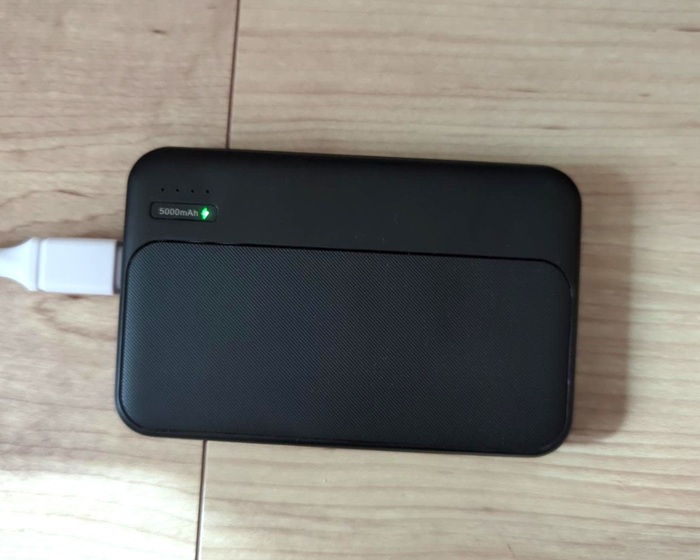 モバイルバッテリー充電中